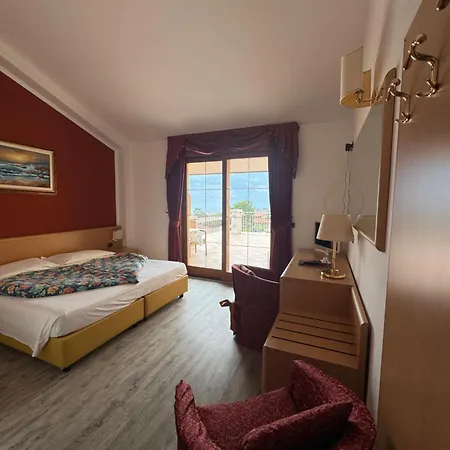 Hotel Alpi Malcesine Exterior photo